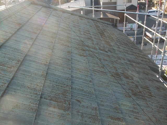 表面が劣化してカビが生えたセメント瓦